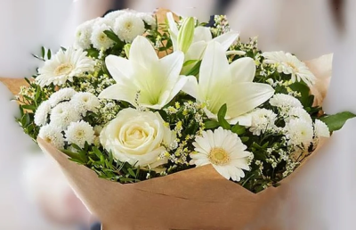 Wonderful White - An all white Bouquet of flowers arranged in water

** flowers may differ to photo