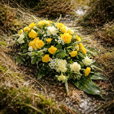 Single Ended Spray SYM-302 - This single ended spray is made using a mix of fresh yellow and white flowers. Same day delivery may not be possible on this design – please contact us to discuss your requirements.