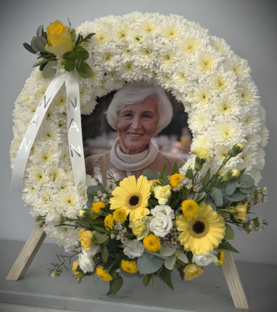 Round stand up wreath - Make it extra personal with a photo of your loved one and Ribbon with their name
This round wreath stands to make a lovely change to the normal funeral tributes , colours can be changed 
20inch high by 17inch wide